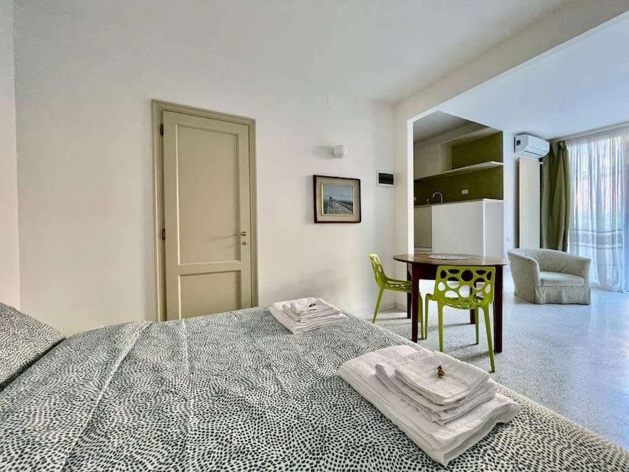 Modern Apartment Navigli Milan Luaran gambar